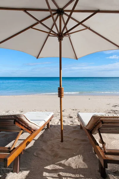 Deckchairs Parasol White Sand Beach Facing Lagoon — Stock Photo, Image
