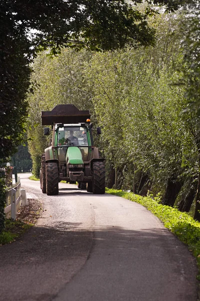 Tractor Conduciendo Por Una Pequeña Carretera Campo Soleado Verano — Foto de Stock