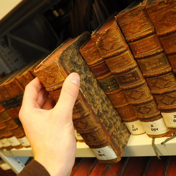 Livros Antigos Uma Biblioteca Com Mão Mostrando Conceito Educação — Fotografia de Stock