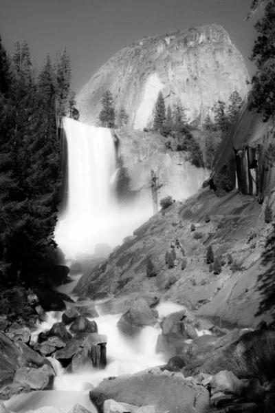 Cascade Dans Une Forêt Yosemite Mist Trail Vernal Falls Parc — Photo