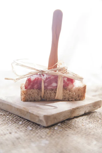 Presentation Ett Mellanmål Bröd Och Salami — Stockfoto