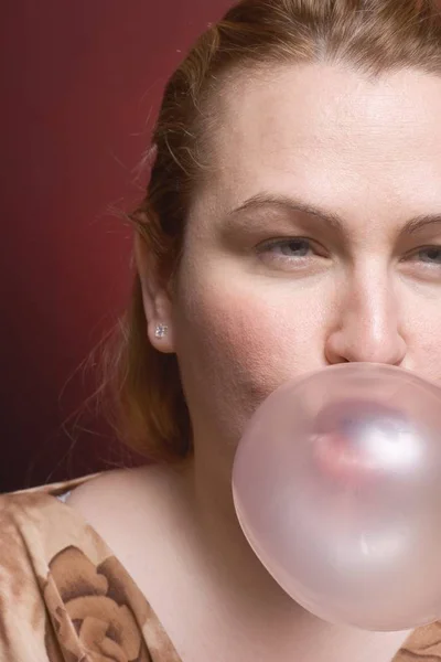 Kobiety Dmuchanie Duży Bubble Gum — Zdjęcie stockowe