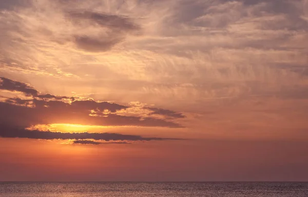 Turuncu Sıcak Sunrise Tatil Kavramı Ile Güzel Deniz Manzarası — Stok fotoğraf