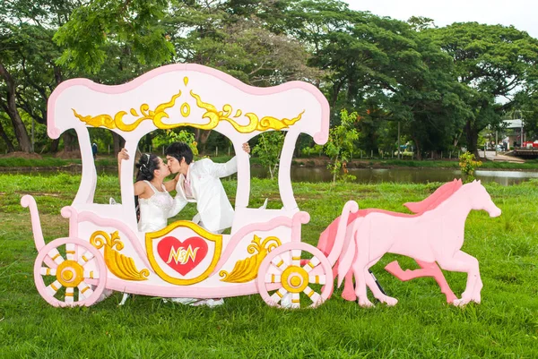 Asiatique Thaïlandaise Mariée Embrasse Dans Une Voiture Romantique Avec Thème — Photo