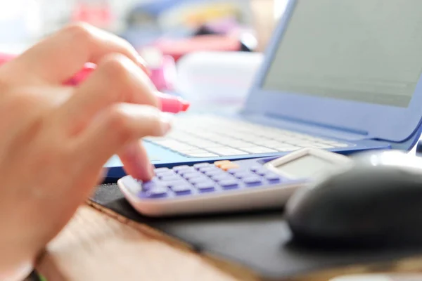 Mujer Negocios Usando Calculadora Tiempo Trabajo —  Fotos de Stock