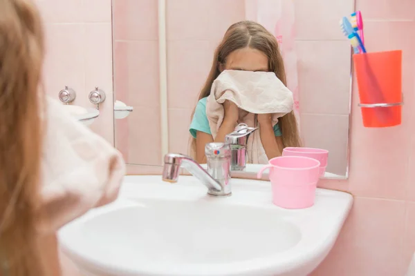 Niña Seis Años Limpia Cara Con Una Toalla Mirándose Espejo — Foto de Stock