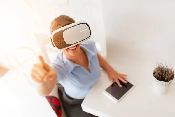 Gelukkig Zakenvrouw Met Behulp Van Virtual Reality Bril Een Café — Stockfoto