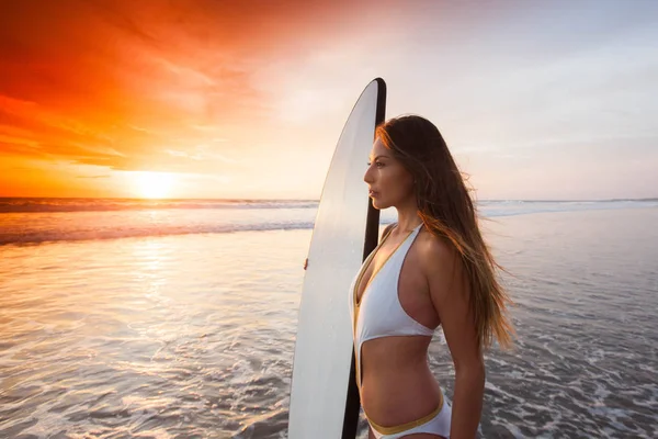 Beautiful Young Slim Sporty Woman Bikini Surfboard Standing Ocean Beach — Stock Photo, Image