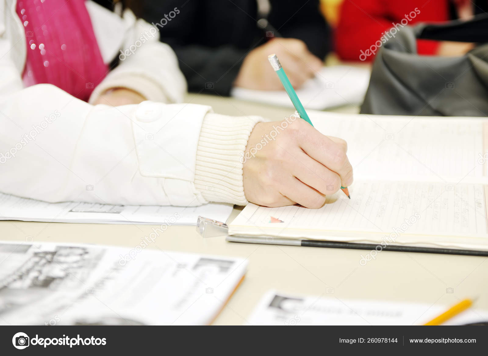 勉強している学生写真素材 ロイヤリティフリー勉強している学生画像 Depositphotos 勉強している学生写真素材 ロイヤリティフリー勉強している学生画像 Depositphotos