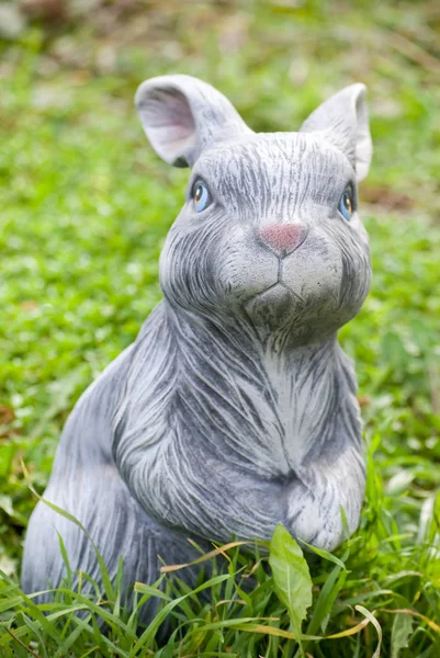 Conejo Estatua Verde Hierba Backgound — Foto de Stock