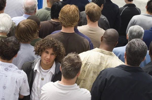 Jeune Homme Debout Dans Foule — Photo