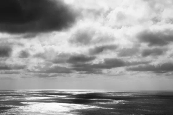 Fuerte Tormenta Con Nubes Oscuras Sobre Océano — Foto de Stock