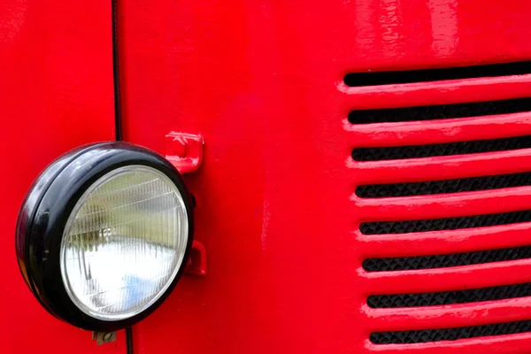 赤い車のヘッドライトとグリルディテール — ストック写真