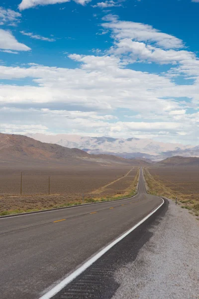 ルート アメリカ ネバダ州で最も孤独な道 — ストック写真