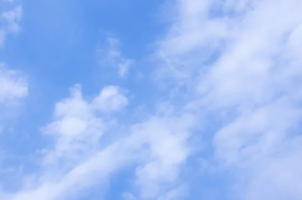 Een Prachtige Lente Hemel Met Witte Wolken — Stockfoto