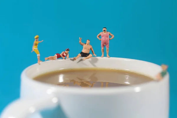 Miniatur Plastikmenschen Schwimmen Kaffee — Stockfoto