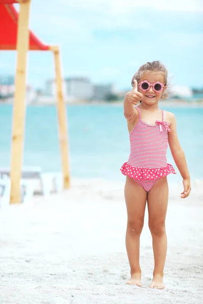 Moda Niño Años Con Traje Baño Rojo Descansando Playa Verano — Foto de Stock