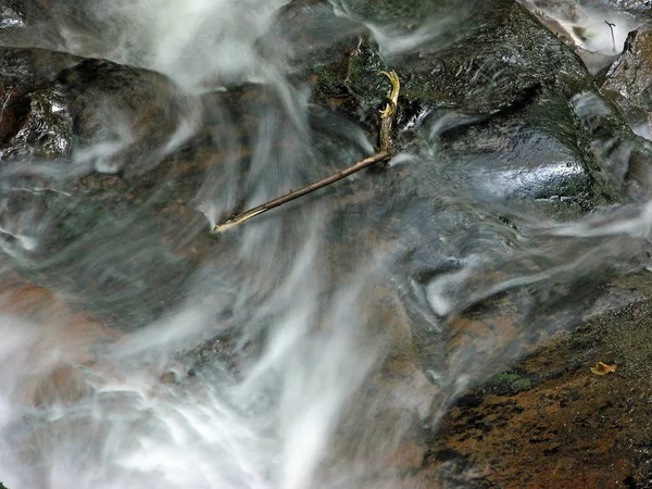 Agua Gira Alrededor Palo Solitario Sobre Una Cascada — Foto de Stock