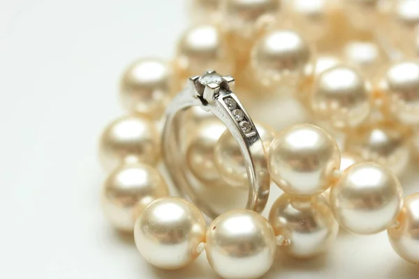 Sortija Compromiso Con Diamantes Una Montura Canal Collar Perlas —  Fotos de Stock