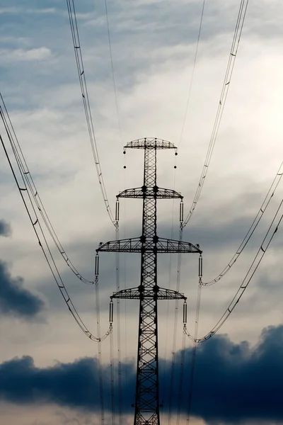 Высокое Напряжение Электрической Башни Против Бурного Неба — стоковое фото
