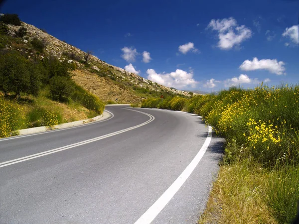 Carretera Con Curvas Las Montañas Cretenses Día Soleado Brillante — Foto de Stock
