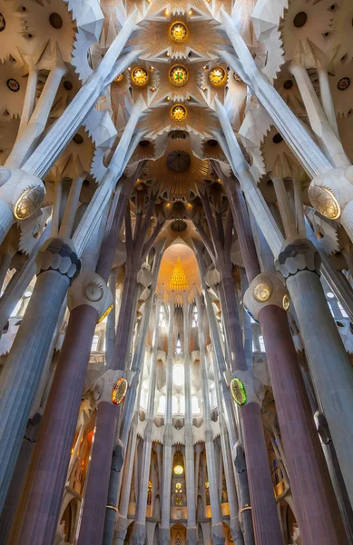 Slunce Svítí Přes Vitráže Oken Gaudiho Dílo Sagrada Familia — Stock fotografie