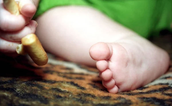 Infant Foot Hand Fingers Cracknel Close — Stock Photo, Image