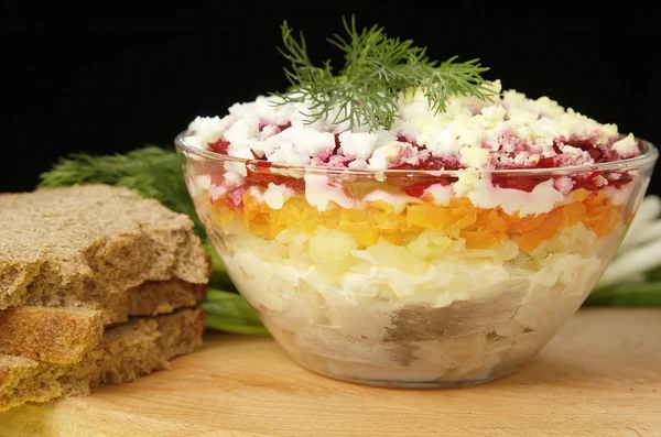 Rus Geleneksel Ringa Balığı Salatası Cam Kase — Stok fotoğraf