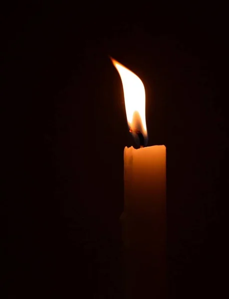 黑暗房间里一根燃烧的蜡烛 — 图库照片