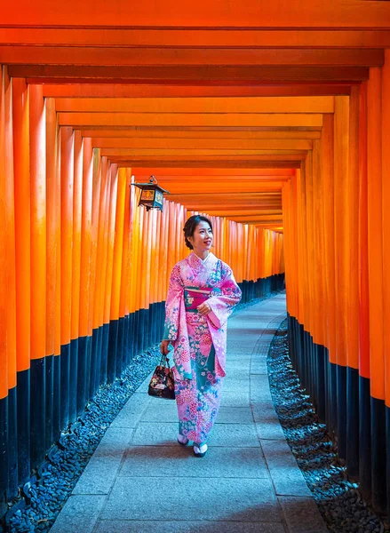 Mujeres Asiáticas Kimonos Tradicionales Japoneses Santuario Inari Fushimi Kyoto Japón — Foto de Stock