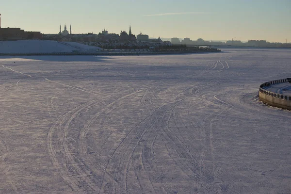 Auton Jäljet Lumessa Tyhjä Lumikenttä — kuvapankkivalokuva