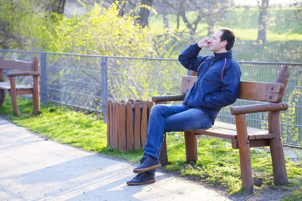 Hombre Sentado Banco Del Parque Hablando Por Teléfono Celular — Foto de Stock