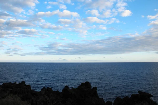 Algunas Nubes Colores Sobre Océano Cielo Azul — Foto de Stock