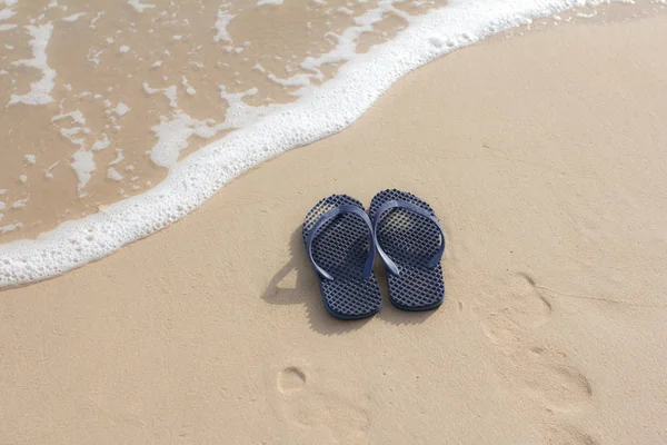 Flip Flops Een Zandstrand Ocean Beach Vakantie Achtergrond — Stockfoto