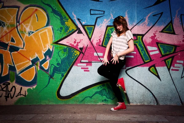Стильная Модная Девушка Танцевальной Позе Против Красочных Граффити Стен Мода — стоковое фото