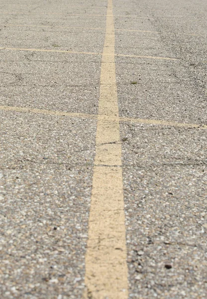 Gele Lijnen Markeren Parkeerplaatsen Een Asfalt Lot — Stockfoto