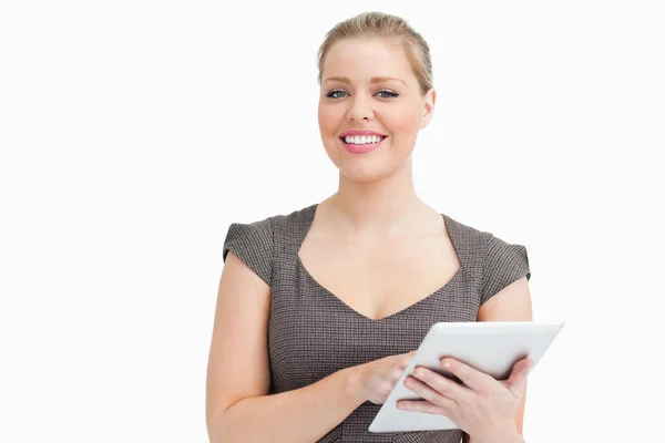 Mujer Sonriendo Mientras Usa Una Tableta Contra Fondo Blanco — Foto de Stock