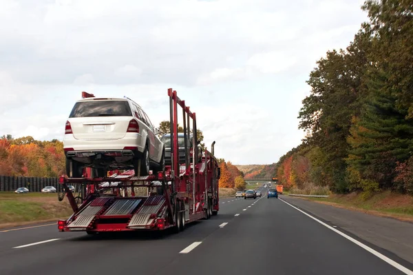 Een Auto Auto Vervoerder Vrachtwagen Rijden Onderaan Weg Met Een — Stockfoto