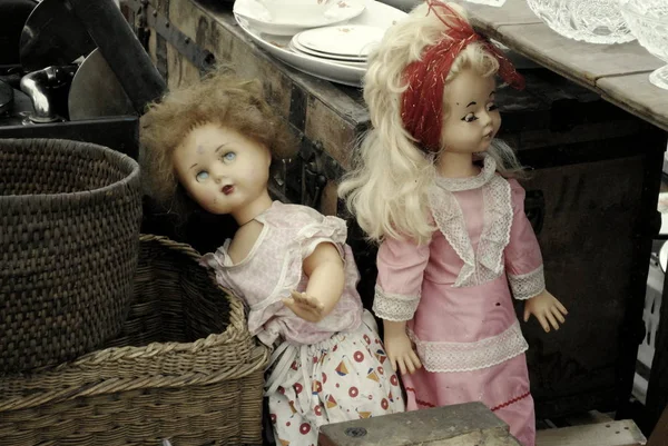 Δύο Παλιομοδίτικες Κούκλες Στην Έκθεση — Φωτογραφία Αρχείου