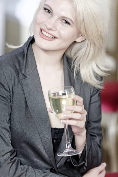 Jolie Jeune Femme Dégustant Verre Vin Blanc Dans Bar Vin — Photo