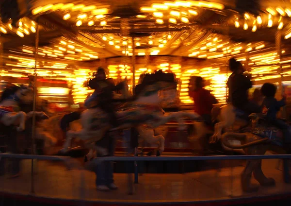 Carrousel Een Jaarlijkse County Fair Met Bewegingsonscherpte — Stockfoto