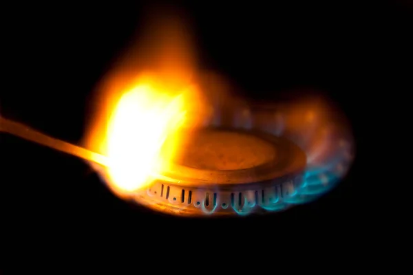プロパンバーナー点火マッチの青い炎 — ストック写真