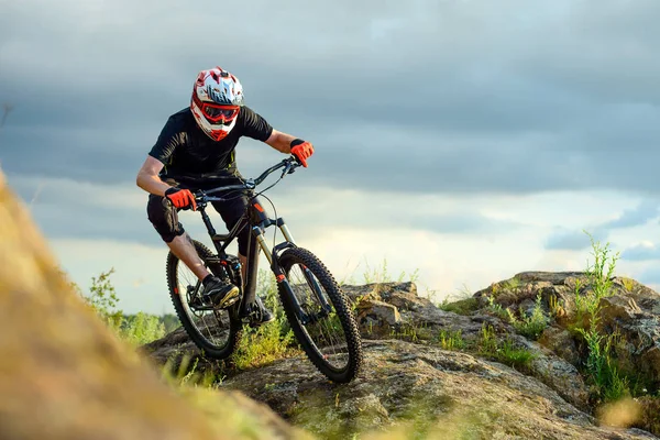 ロッキートレイルで自転車に乗るプロのサイクリスト エクストリームスポーツコンセプト — ストック写真