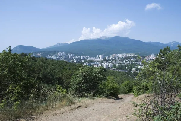 Staden Krimska Bergen Med Vägen Förgrunden — Stockfoto