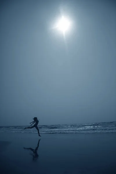 Silhouette Dame Dansant Plage Dans Nuit Sombre Profonde Coloris Bleu — Photo