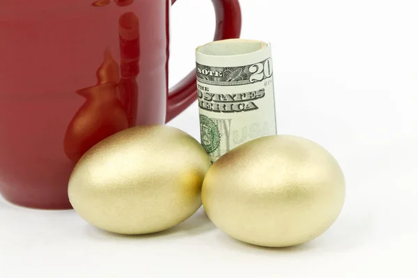 Δύο Χρυσά Αυγά Φωλιάς Τοποθετημένα Μπροστά Από Νόμισμα Του Δολαρίου — Φωτογραφία Αρχείου