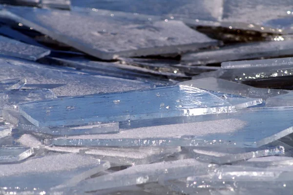 互いの上に積み重ねられた氷のシート — ストック写真