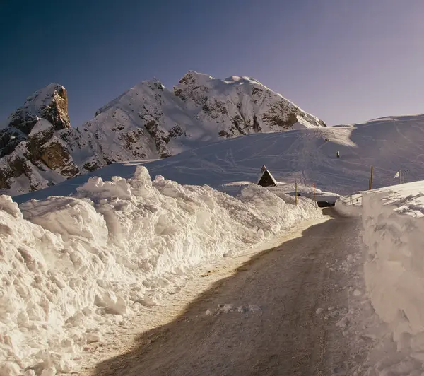 이탈리아 시즌의 메이트 산맥의 눈덮인 — 스톡 사진