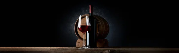 Composição Com Vinho Sobre Fundo Preto — Fotografia de Stock
