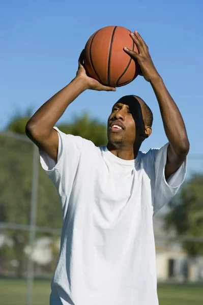 Baloncesto Zona Juegos Baloncesto Aire Libre Hombre Lanzando Pelota —  Fotos de Stock